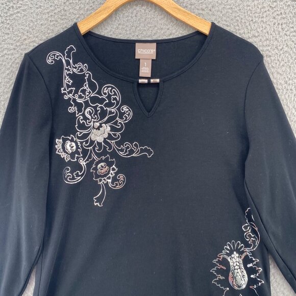 Chicos Top Women 1 US Medium Black Silver Floral 3/4 Sleeve Stretch Keyhole Neck - Picture 2 of 11